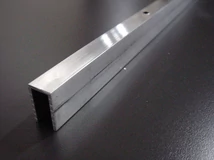 Forest TOLÓAJTÓ BÚTORLAPHOZ 251 ALSÓ VEZETŐPROFIL 2 fm ALUMÍNIUM - 10014603100