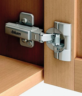 BLUM 71B9550 Clip-Top BLUMOTION Ráütődő Vastagajtó Kivetőpánt 95°, csavaros 