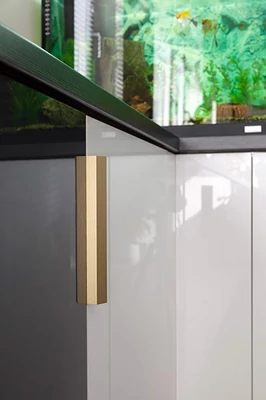 BÚTORFOGANTYÚ UA09-800 SZÁLCSISZOLT ARANY