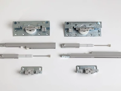 TOLÓAJTÓ BÚTORLAPHOZ 1700 SZETT HÁTUL FUTÓ AJTÓHOZ CSILLAPÍTOTT 80 KG SZÜRKE