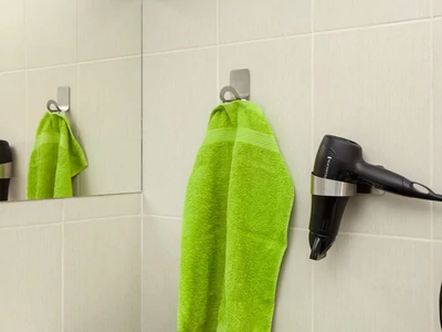 FÜRDŐSZOBAI KIEGÉSZÍTŐ ÖNTAPADÓS SZIMPLA AKASZTÓ 55x75x40 MM SZÁLCSISZOLT