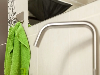 FÜRDŐSZOBAI KIEGÉSZÍTŐ ÖNTAPADÓS DUPLA AKASZTÓ 100x75x40 MM SZÁLCSISZOLT