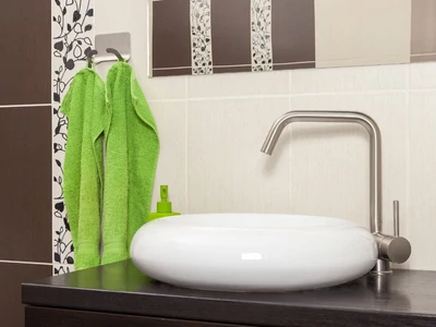 FÜRDŐSZOBAI KIEGÉSZÍTŐ ÖNTAPADÓS DUPLA AKASZTÓ 100x75x40 MM SZÁLCSISZOLT