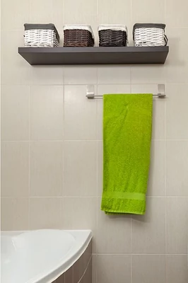 FÜRDŐSZOBAI KIEGÉSZÍTŐ ÖNTAPADÓS TÖRÖLKÖZŐ TARTÓ NAGY 610x91x50 MM SZÁLCSISZOLT